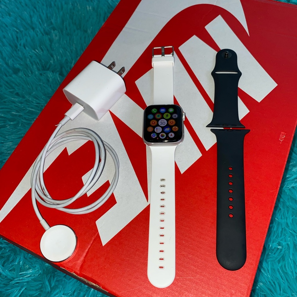Used apple watch se 44mm with charger and other accessories price $200